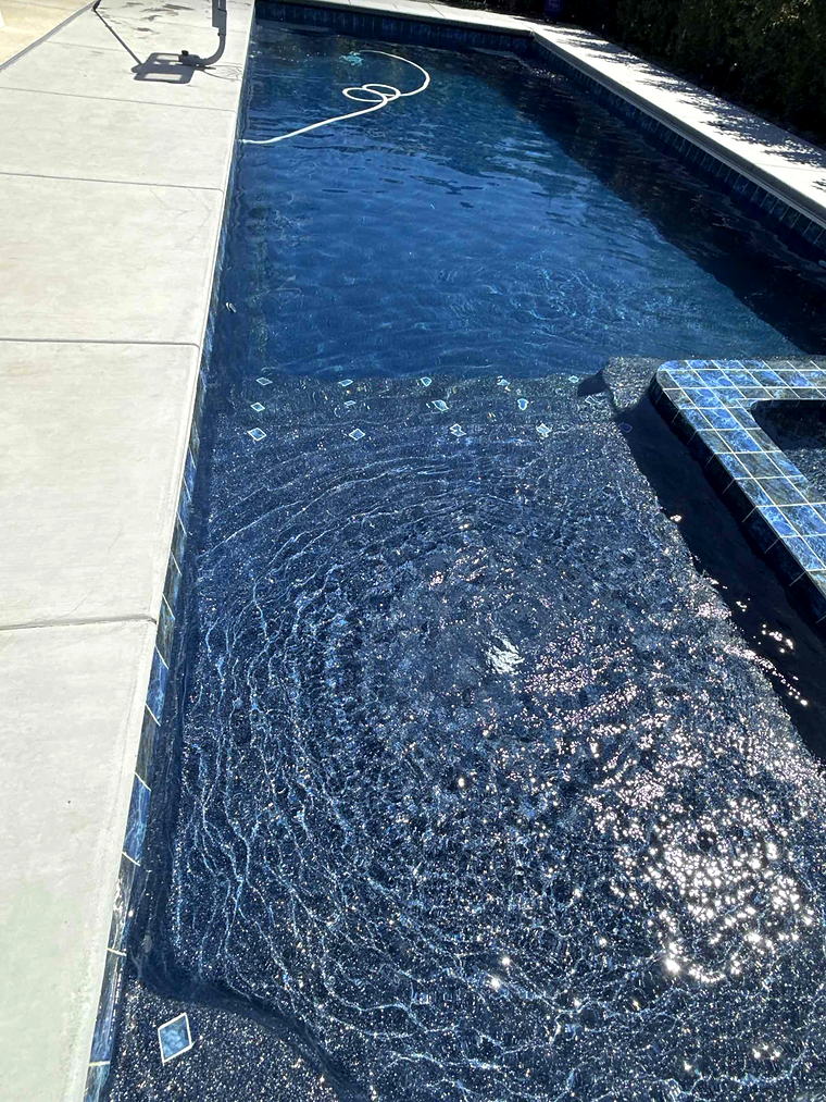 Close view of the sparkling gelcoat interior finish, tanning ledge and glass waterline tile of a Latham Astoria 16